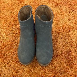 Brand New Korks without box. Grey. Very comfortable! Never work.